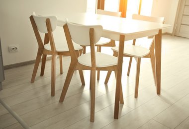 Spisebordssæt bestående af et spisebord og 4 stole